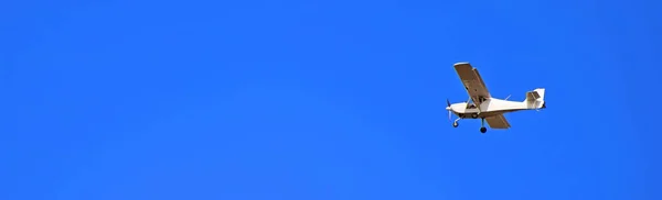 푸른 하늘에 있는 오래 된 빈티지 비행기의 모습. 현자 — 스톡 사진