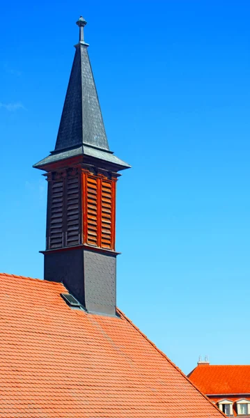 Πύργος της Εκκλησίας των Ιησουιτών και κόκκινη στέγη στην Μπρατισλάβα, Σλοβακία — Φωτογραφία Αρχείου