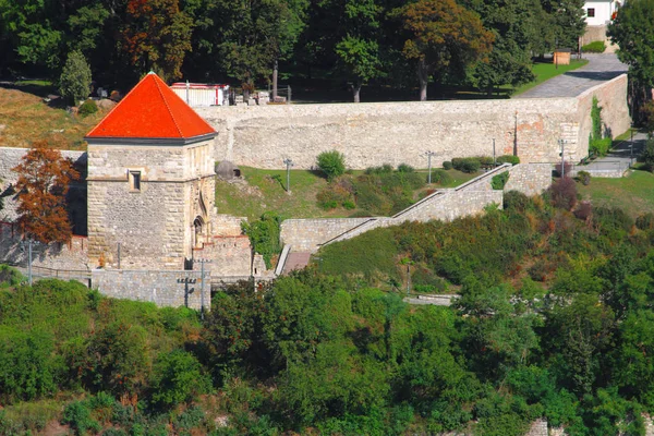 Vue aérienne de la porte Sigismund du château de Bratislava à Bratislava, Slovaquie. Vue d'été — Photo