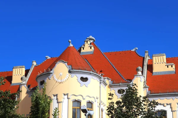 Katholisches Gymnasium in der Grosslingova Straße 1908, Architekt oden lechner, Bratislava, Slowakei. Sonnenuhr — Stockfoto