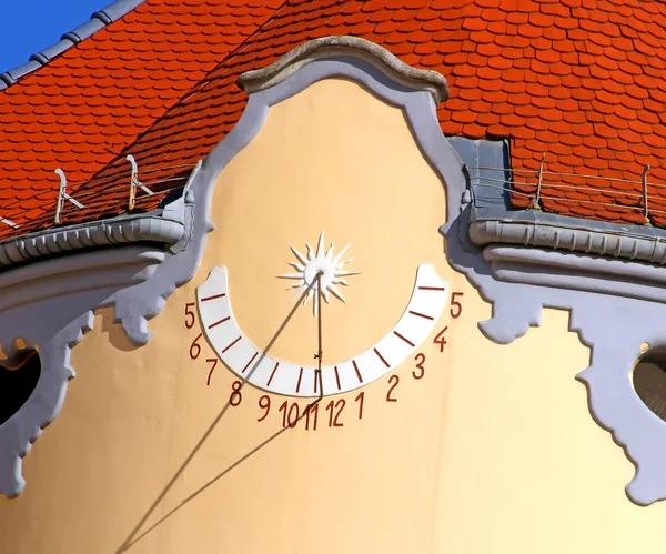 Sonnenuhr auf katholischem Gymnasium in der Grosslingovastraße 1908, Architekt oden lechner, Bratislava, Slowakei — Stockfoto