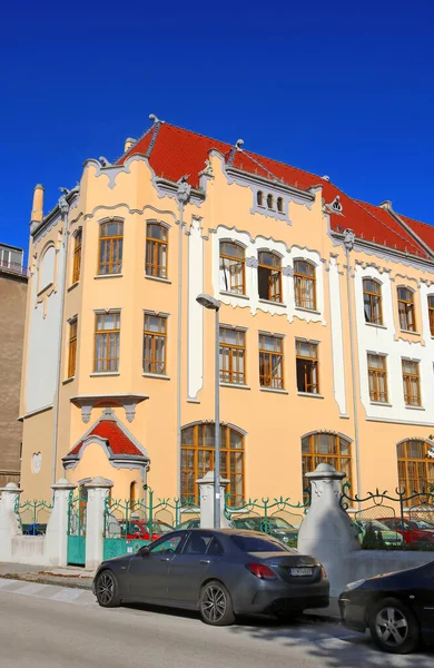 BRATISLAVA, ESLOAVAKIA - SETEMBRO 03, 2019: Ginásio católico na Grosslingova street 1908, architect Oden Lechner — Fotografia de Stock