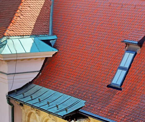 Techo rojo con ventana del edificio en el casco antiguo de Bratislava, Eslovaquia. Vista superior. Vista desde el punto de elevación. Fondo arquitectónico —  Fotos de Stock