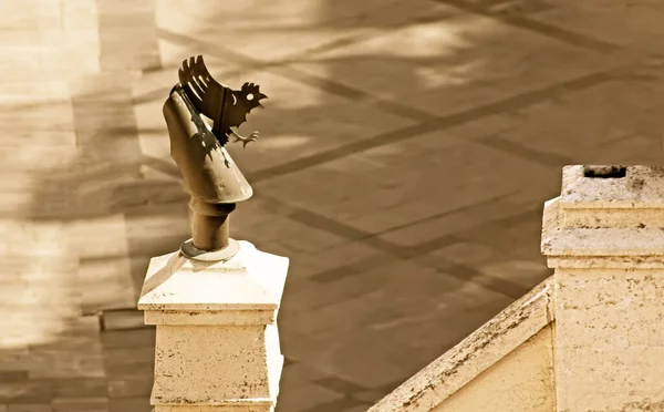 Tupp på en trumpet som dekoration i gamla stan, Bratislava, Slovakien. Trendig toning — Stockfoto