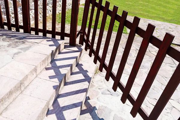 Valla de madera y sombra en los escalones de piedra —  Fotos de Stock