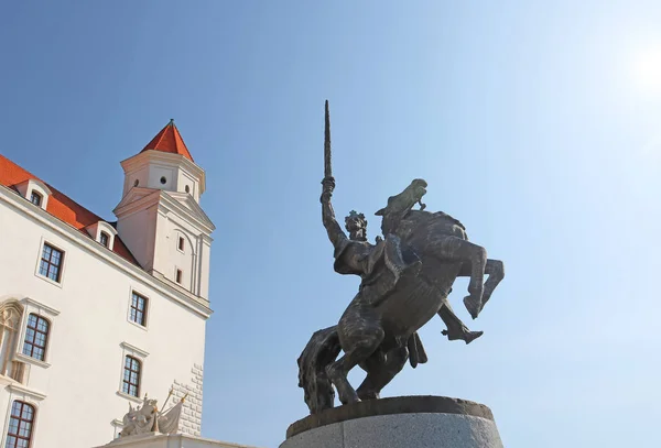 BRATISLAVA, ESLOVAQUIA - 01 DE SEPTIEMBRE DE 2019: Monumento al rey Svatopluk a la derecha y Castillo de Bratislava a la izquierda — Foto de Stock