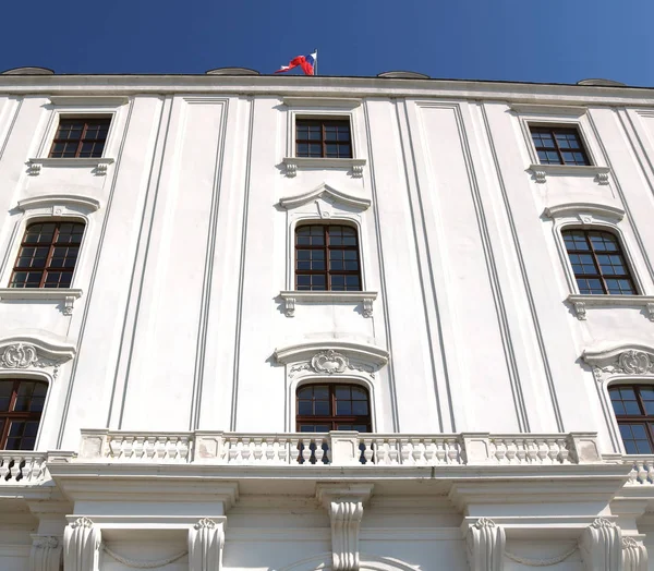 Facciata con balcone e bandiera del vecchio castello di Bratislava, Slovacchia — Foto Stock