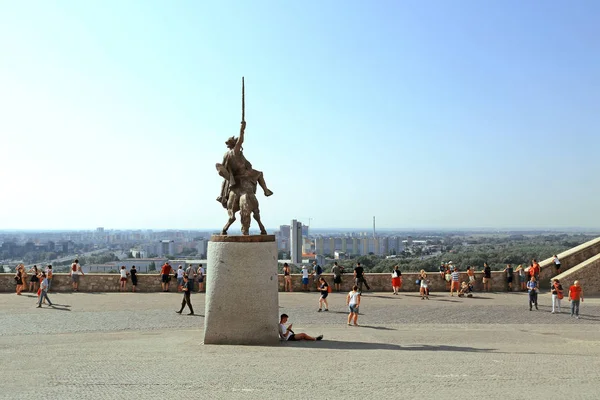 Bratislava, Slovakya - 01 Eylül 2019: Kral Svatopluk anıtı ve Bratislava Kalesi yakınlarında kimliği belirsiz turistlerin bulunduğu meydan — Stok fotoğraf