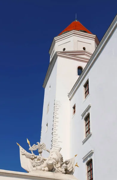 Вид на часть замка и статуи Братислава в Братиславе, Словакия — стоковое фото