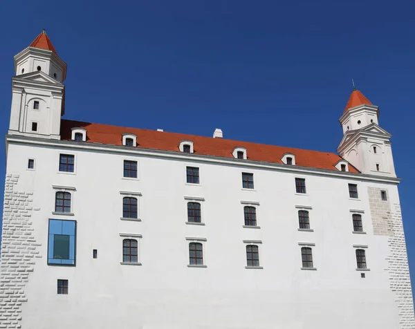 Pohled na Bratislavský hrad za slunečného dne, Bratislava, Slovensko. Zobrazení exteriéru — Stock fotografie