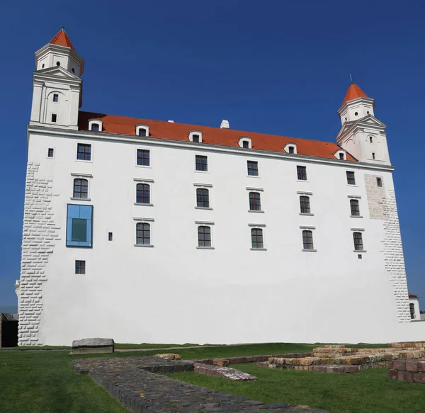 Veduta del castello di Bratislava in estate, Bratislava, Slovacchia — Foto Stock