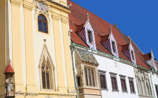 Вид на часть здания старой ратуши в Братиславе, Словакия — стоковое фото