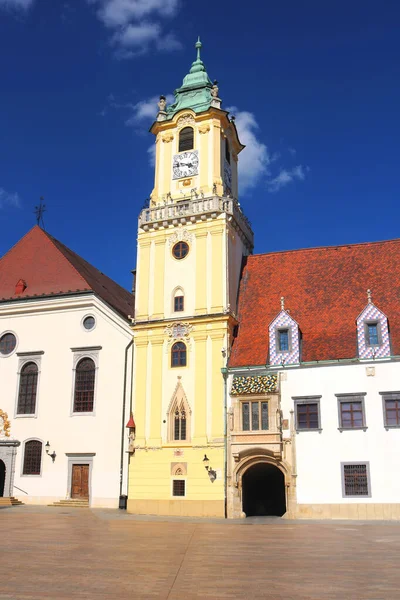 Eski kasaba Bratislava, Slovakya 'daki ana meydandaki eski belediye binası manzarası — Stok fotoğraf