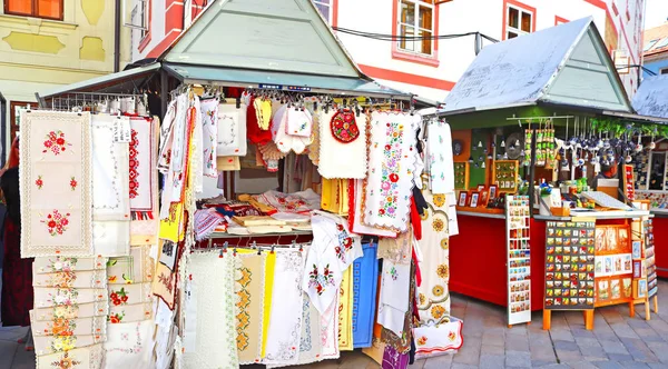 Bratislava, Slowakei - 03. September 2019: Handgefertigte Produkte auf dem Marktplatz in der Altstadt — Stockfoto