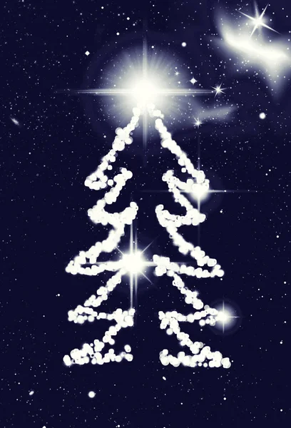 Árvore de ano novo feita de estrelas. durante a noite céu estrelado. Conceito de Natal e Ano Novo — Fotografia de Stock