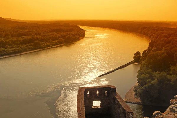 Vista do Rio Danúbio do Castelo de Devin em Bratislava, Eslováquia, Europa. Ao pôr do sol — Fotografia de Stock