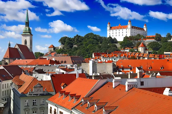 Vue du château de Bratislava (à droite) et de la cathédrale Saint-Martin (à gauche) à Bratislava, Slovaquie — Photo