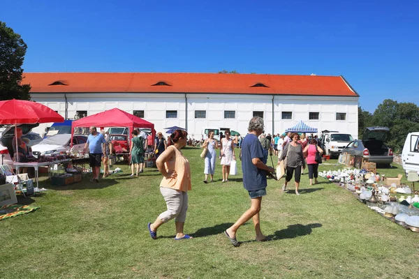 Casta, Słowacja - 31 sierpnia 2019: Niezidentyfikowane osoby na wolnym powietrzu na rynku zabytkowych rzeczy na terenie zamku z czerwonego kamienia — Zdjęcie stockowe