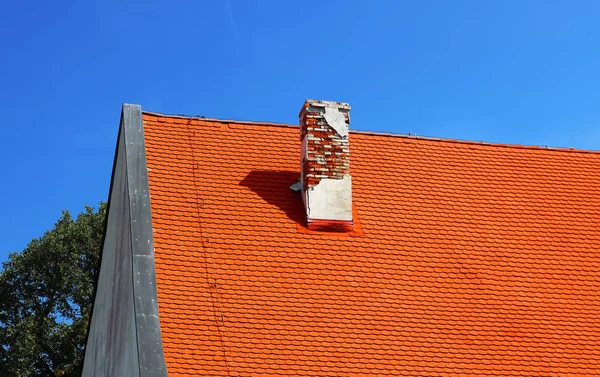 Jasně oranžová střecha se starou cihlovou trubkou na místě hradu Červený kámen, Slovensko, Evropa — Stock fotografie