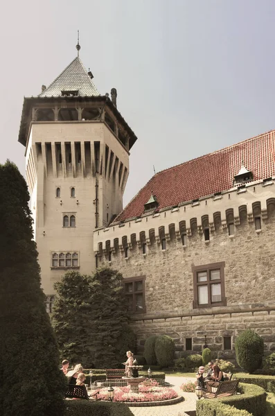 LISO, ESLOVÁQUIA - 31 DE AGOSTO DE 2019: Pátio do castelo de Smolenice e bela vista da torre do castelo, construída no século XV — Fotografia de Stock