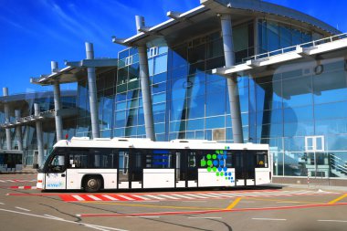 Kyiv, Ukrayna - 30 Ağustos 2019: otobüs ve havaalanı binası. Igor Sikorsky Kyiv Uluslararası Havalimanı Zhuliany Ukrayna 'nın başkenti Kyiv' in iki yolcu havalimanından biridir.