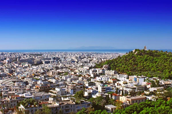 Philopappus colline et monument à droite et paysage urbain d'Athènes, Grèce — Photo