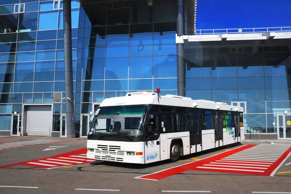 Kiev, Ucrânia - 30 de agosto de 2019: Autocarro e edifício do aeroporto. Aeroporto Internacional Igor Sikorsky Kyiv Zhuliany é um dos dois aeroportos de passageiros da capital ucraniana Kiev, o outro sendo Boryspi — Fotografia de Stock