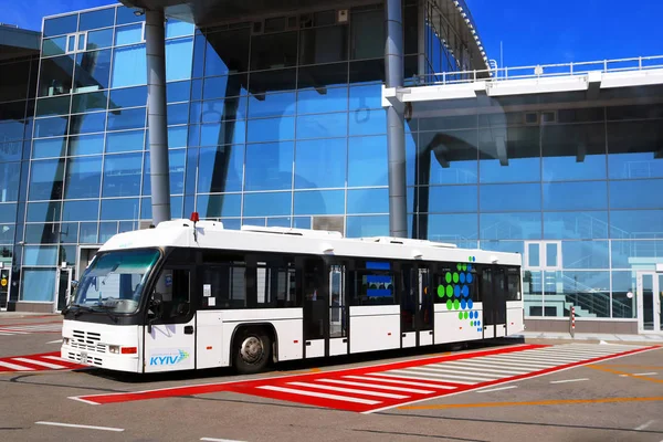 Kyiv, Ukraine - August 30, 2019: Bus and airport building. Igor Sikorsky Kyiv International Airport Zhuliany is one of the two passenger airports of the Ukrainian capital Kyiv, the other being Boryspi — Stockfoto