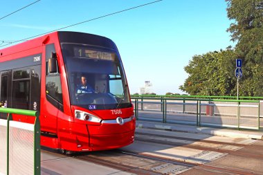 Bratislava, Slovakya - 01 Eylül 2019: Eski Köprü 'de Modern Skoda 30t tramvayı 