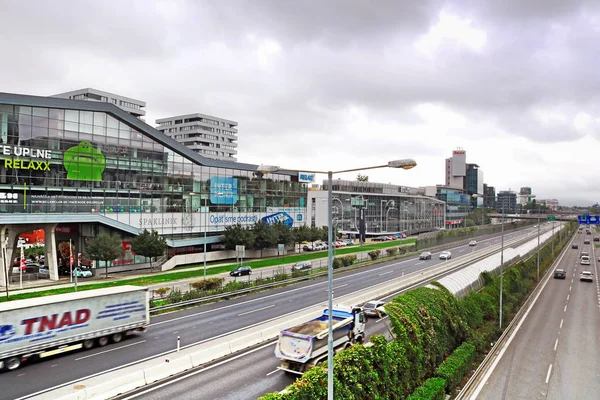 Bratislava, Slovakya - 02 Eylül 2019: Petrzalka ilçesindeki Einsteinova Caddesi 'ndeki Relaxx Center ve diğer binaların görüntüsü — Stok fotoğraf