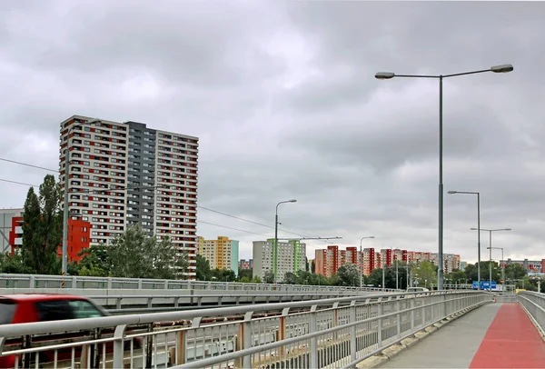 BRATISLAVA, ESLOVÁQUIA - SETEMBRO 02, 2019: Vista de novos edifícios no distrito de Petrzalka — Fotografia de Stock