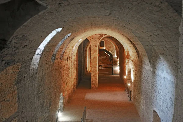 Keller in der Burg aus rotem Stein in der Nähe der Siedlung Pila in der Slowakei, Europa. — Stockfoto