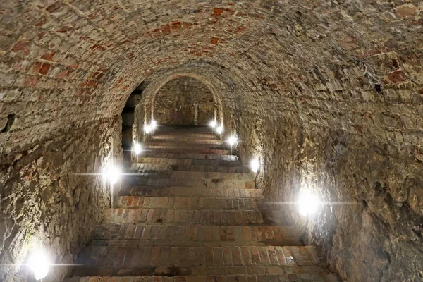 Stappen naar de kelder in de Red Stone Castle in de buurt van de nederzetting genaamd Pila in Slowakije, Europa — Stockfoto