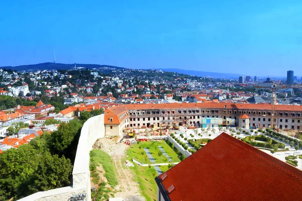 Draufsicht auf einen Teil der Burg Bratislava, barocken Garten, Befestigungsgebäude und die Stadt, Bratislava, Slowakei. Erhebung von der Burg Bratislava — Stockfoto