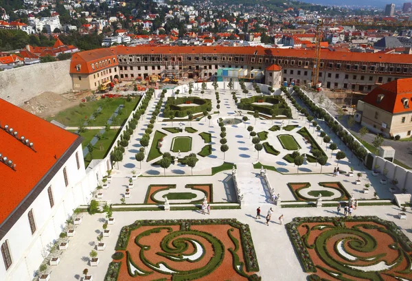 BRATISLAVA, ESLOVAQUIA - 01 DE SEPTIEMBRE DE 2019: Turistas no identificados en el Jardín Barroco. Vista superior del jardín y edificio de fortificación. Punto de elevación desde el castillo de Bratislava — Foto de Stock