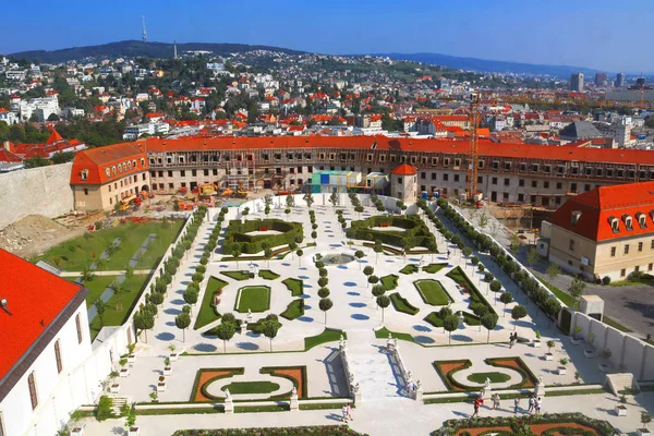 Bratislava, Slovakya - 01 Eylül 2019: Barok Garden 'da kimliği belirsiz turistler. Bahçe manzarası, tahkimat binası ve Bratislava Kalesi 'nin yükseklik manzarası. — Stok fotoğraf