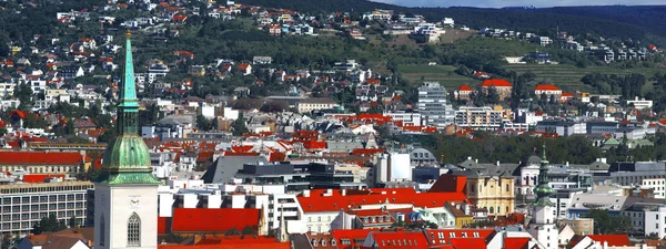 Anorama der Stadt Bratislava, Slowakei. St. Martin-Kathedrale (links), Michaels Tor und die Dreifaltigkeitskirche (rechts)) — Stockfoto