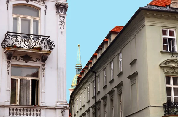 Palais Palougyaïov (à gauche) et flèche de la cathédrale Saint-Martin (au centre) à Bratislava, Slovaquie — Photo
