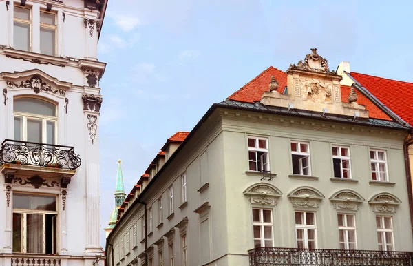 Palugyayov paleis links en torenspits van St. Martin kathedraal centrum in Bratislava, Slowakije — Stockfoto