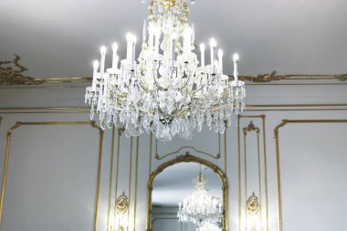 Bratislava, Slovakya - 01 Eylül 2019: Bratislava Şatosu 'nun (Hrad) içinde avize. Şimdi Slovakya Ulusal Müzesi oldu.