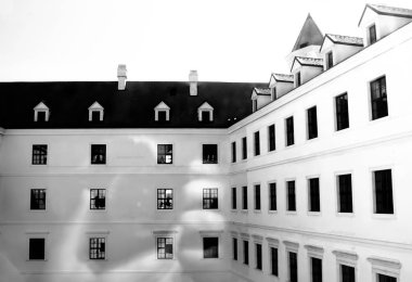 Bratislava kalesi Bratislava, Slovakya 'da. Siyah beyaz fileto