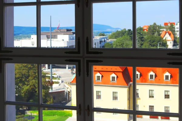 Het uitzicht vanuit het raam in Bratislava kasteel, Bratislava, Slowakije. Uitzicht op het Slowaakse parlement (links).. Selectieve focus — Stockfoto