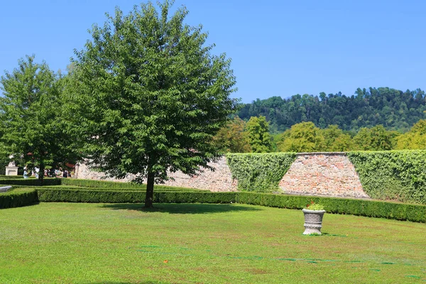 Κήπος και αυλή το καλοκαίρι στη θέση του Red Stone Castle στη Σλοβακία, Ευρώπη — Φωτογραφία Αρχείου