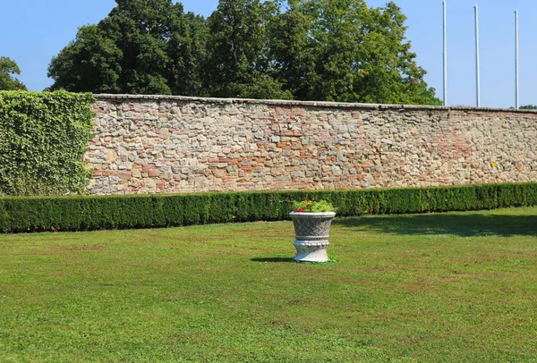 Κήπος και αυλή το καλοκαίρι στη θέση του Red Stone Castle στη Σλοβακία, Ευρώπη — Φωτογραφία Αρχείου