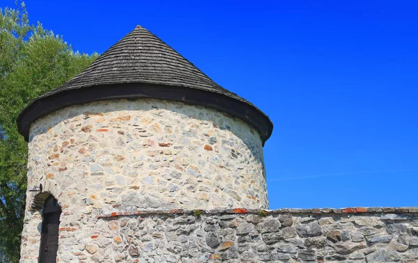 Torre com telhado de madeira como parte do castelo de pedra vermelha, aldeia de Casta, Eslováquia, Europa — Fotografia de Stock