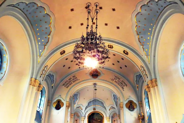 Bratislava, Slovensko-30. srpna 2019: Uvnitř modrého kostela. Interiér — Stock fotografie