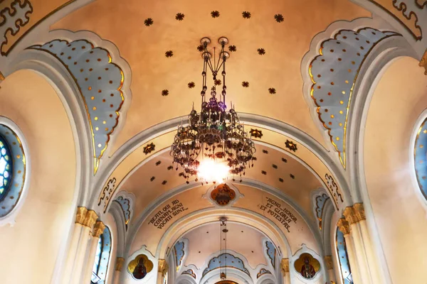 BRATISLAVA, ESLOVAQUIA-30 DE AGOSTO DE 2019: Dentro de la iglesia azul. Interior —  Fotos de Stock