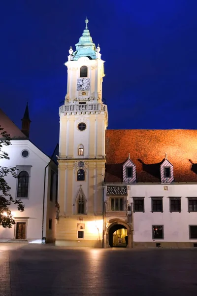 Blick auf das alte Rathaus bei Nacht in Bratislava, Slowakei — Stockfoto