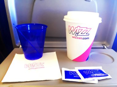 Kyiv, Ukrayna - 30 Ağustos 2019: Wizz Air seti iki plastik fincan, peçete ve logo işaretli şekerden oluşur