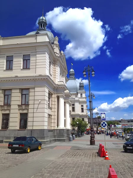 LVIV, UCRANIA - 28 de junio de 2014: Vista de la estación de tren de Lviv en verano — Foto de Stock